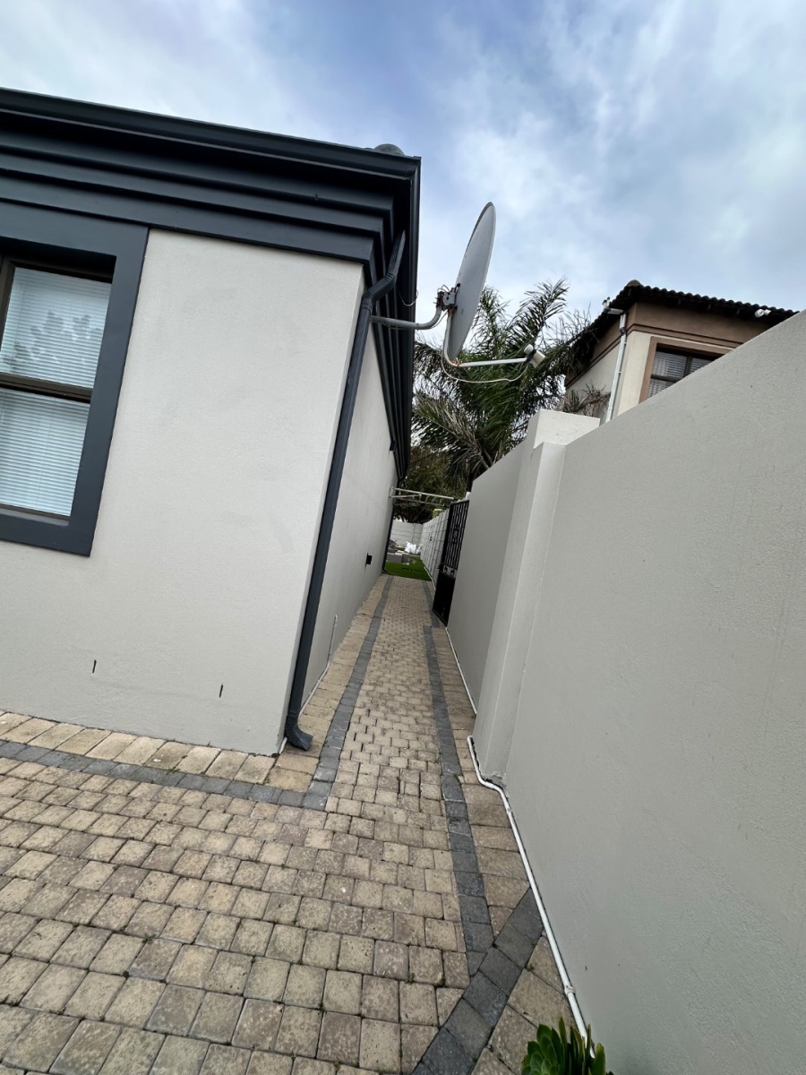To Let 2 Bedroom Property for Rent in Sandown Western Cape